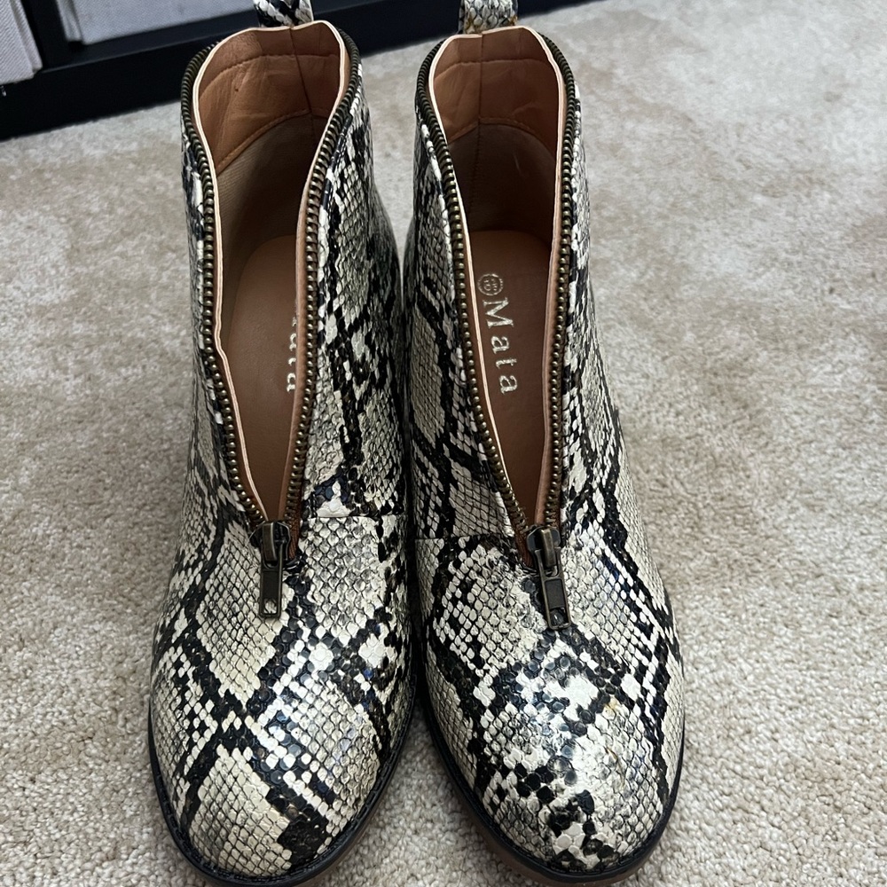 Brand new zipper laser snake skin booties